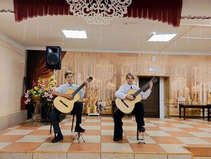 Благотворительный фонд «Находка» подарил школе искусств две новые гитары