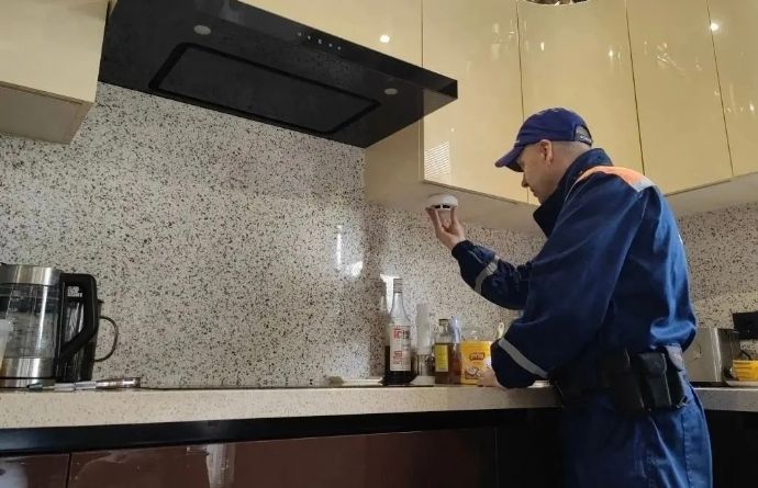 Спасатели Находки установили пожарный извещатель в доме участника СВО