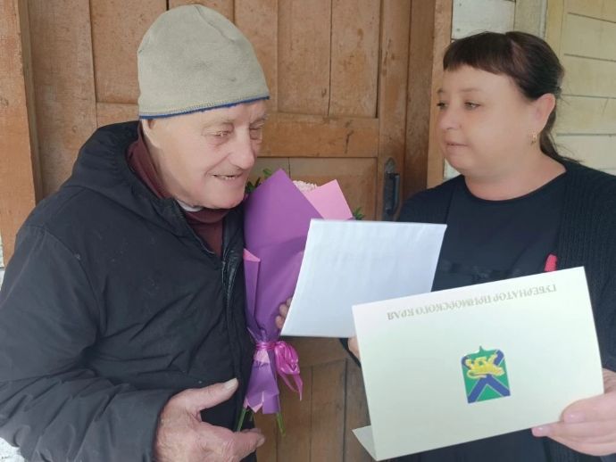 Труженик тыла Николай Карташов из Находки принимает поздравления с 97-летием...