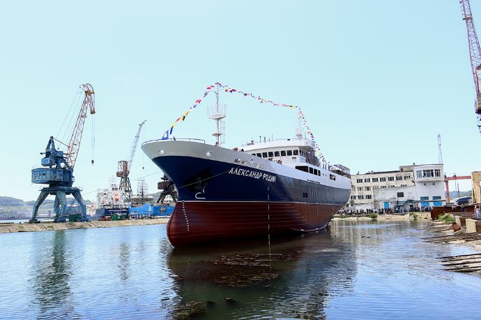 Очередной краболов спустили на воду на Находкинском судоремонтном заводе