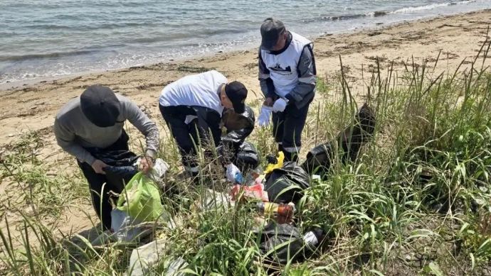 Участники акции «Вода России» очистили от мусора участок берега залива Находка...