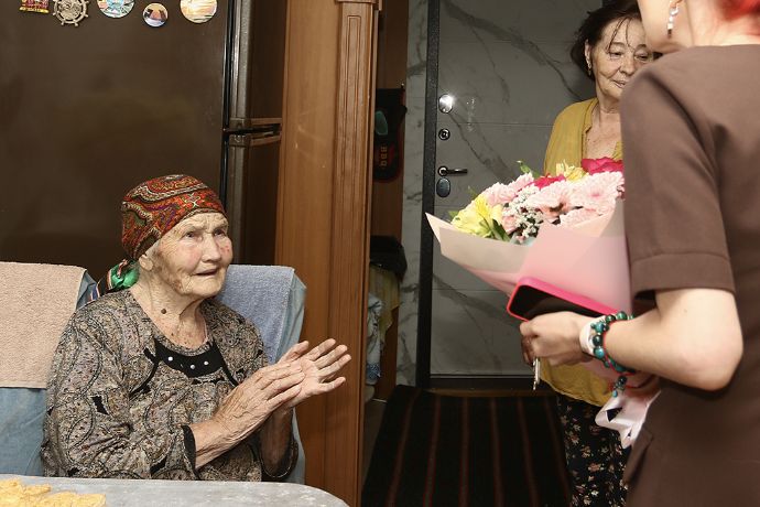 Жительница Находки Расима Ильясова принимает поздравления с 94-летием