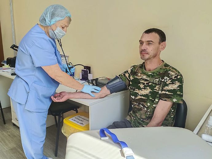 Станет психологом: приморские врачи поставили на ноги ветерана СВО и вдохновили ...