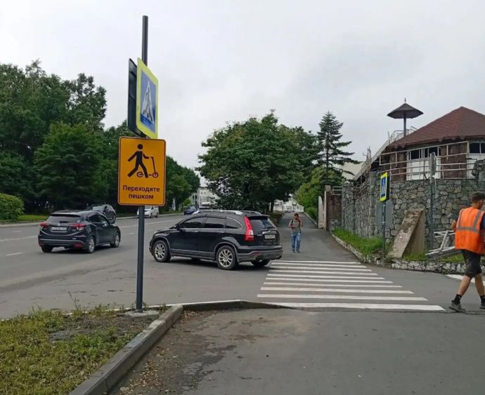 Знак для самокатчиков и велосипедистов заработал в центре Находки