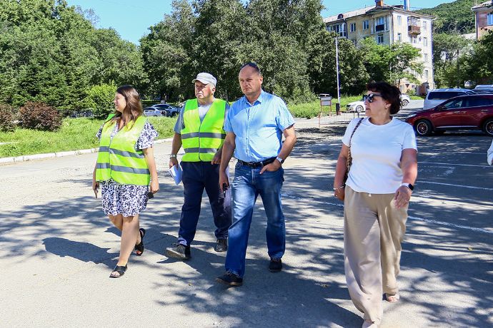 Качество и темпы работ оценили на водопроводе и хоккейной коробке